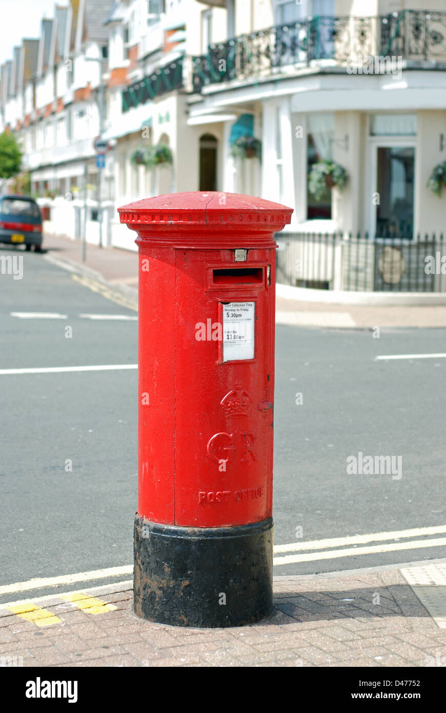 roten britischen Briefkasten auf einer Stadtstraße Stockfoto