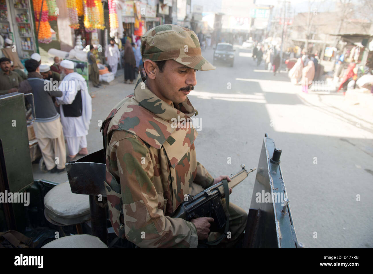 Pakistan Soldaten auf Patrouille durch das SwatTal in Khwaza Khela