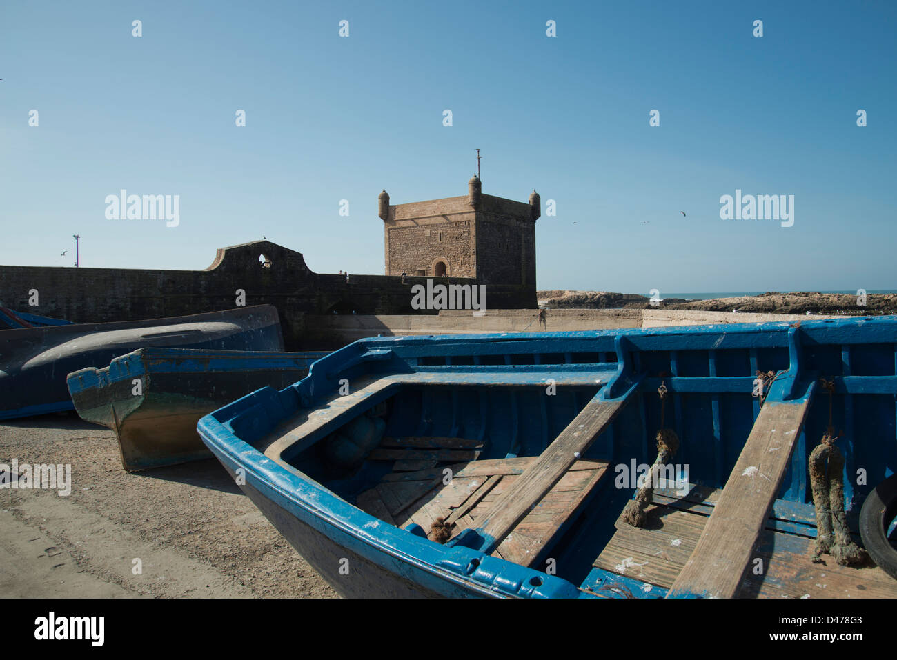 Blaue Angelboote/Fischerboote am Kai im Hafen von Essaouira in Marokko Stockfoto
