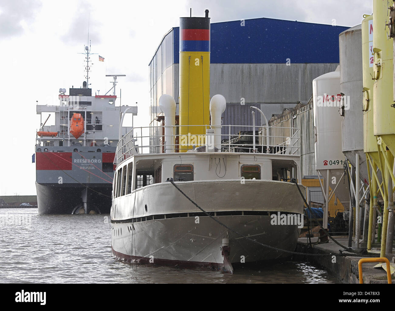 Historische Fähre Prinz Heinrich liegt an einem Pier im Hafen von Leer, Deutschland, 21. Februar 2013 gebunden. Die historische Fähre ist umfangreich renoviert und wird voraussichtlich bis zum Sommer 2013 wieder in Betrieb genommen werden. Das 37 Meter lange Schiff war im Jahr 1909 von der Meyer Werft gebaut und reiste zwischen der Stadt Emden und der Insel Borkum. Foto: Ingo Wagner Stockfoto