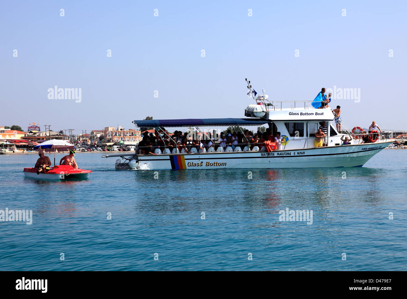 Glasboden Touristenboot auf der Suche nach der Unechten Karettschildkröte (Caretta Carreta) in Laganas Resort, Südinsel Zakynthos, Zakynthos Stockfoto