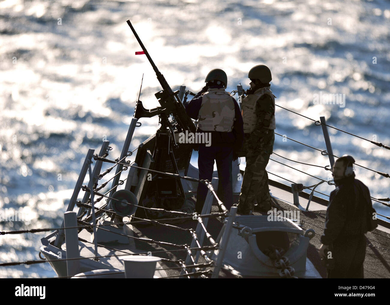 Seeleute führen eine simulierte Durchfahrt auf der Straße durch und nehmen an einer Ausbildung in zusammengesetzten Einheiten Teil, einschließlich Raketendörfern und Luftfahrzeugträgern, um die Fähigkeiten zur Gefahrenabwehr im Seeverkehr und zur Bekämpfung der Piraterie zu verbessern. Stockfoto