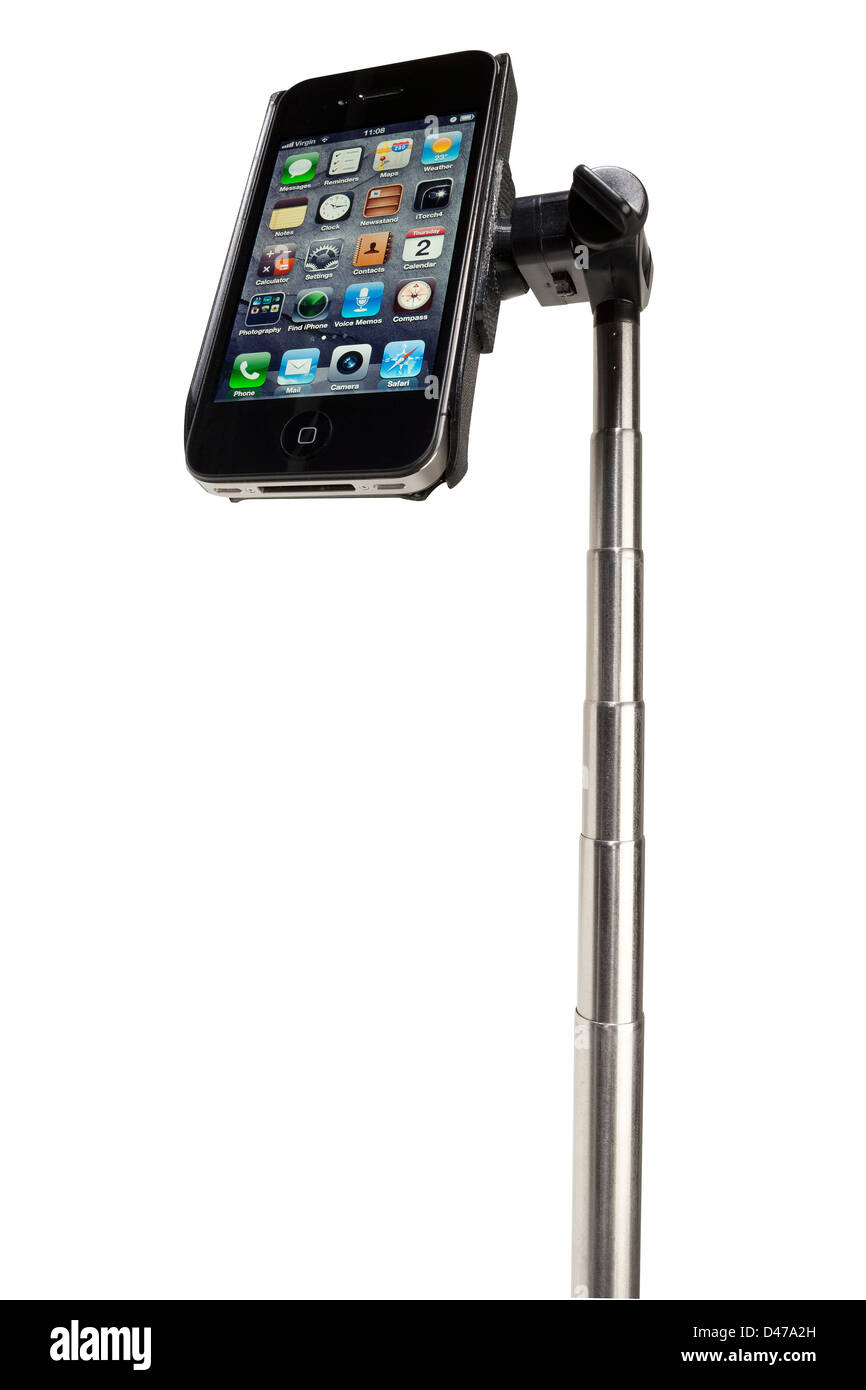 Apple iPhone auf einer Teleskopstange für die Herstellung von Videos und Fotos aus einer höheren Sicht. Selfie Stick Stockfoto