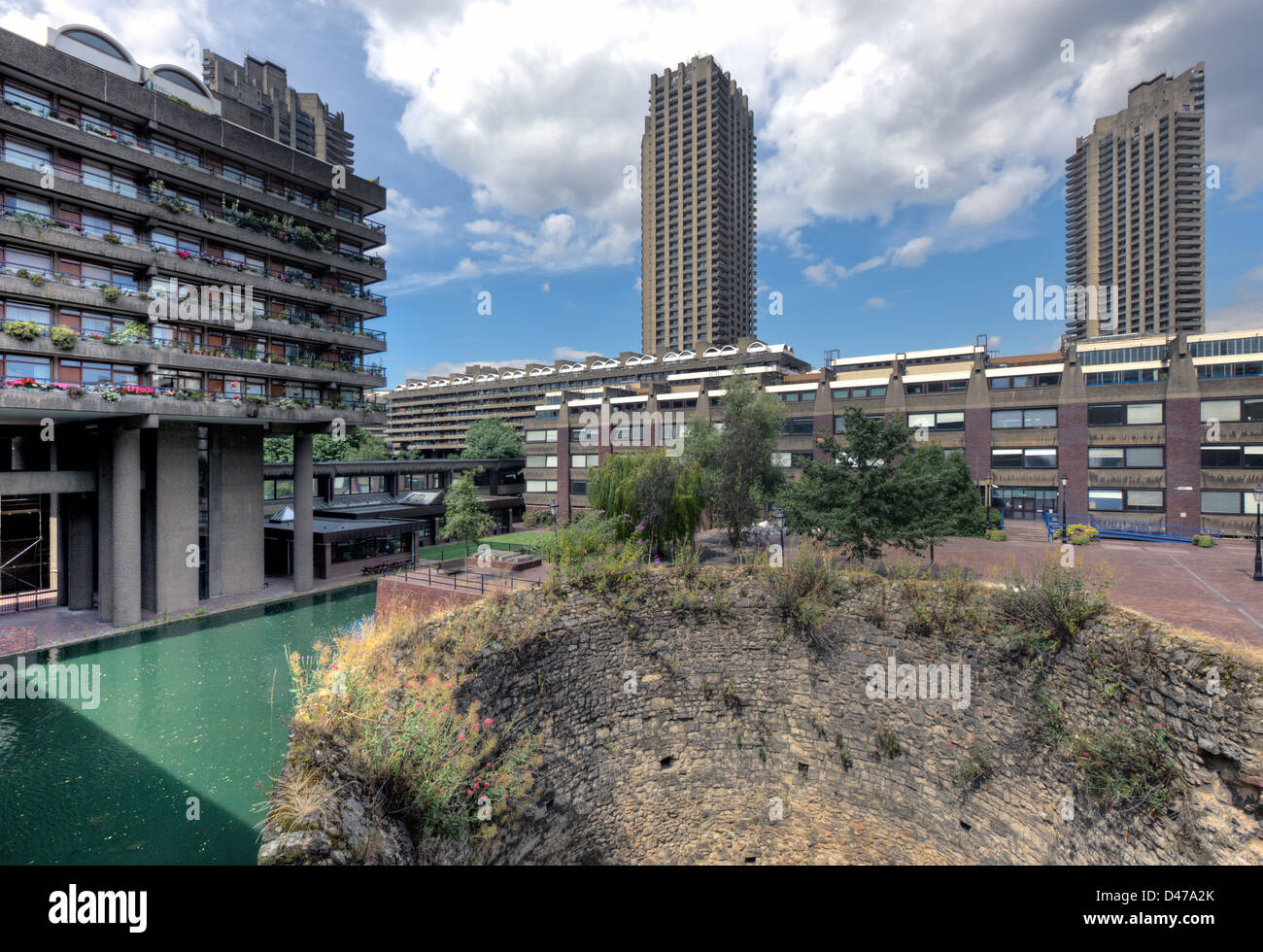 Das Barbican Center in London ist eines der beliebtesten und bekanntesten Beispiele des Brutalismus in der Welt. Stockfoto