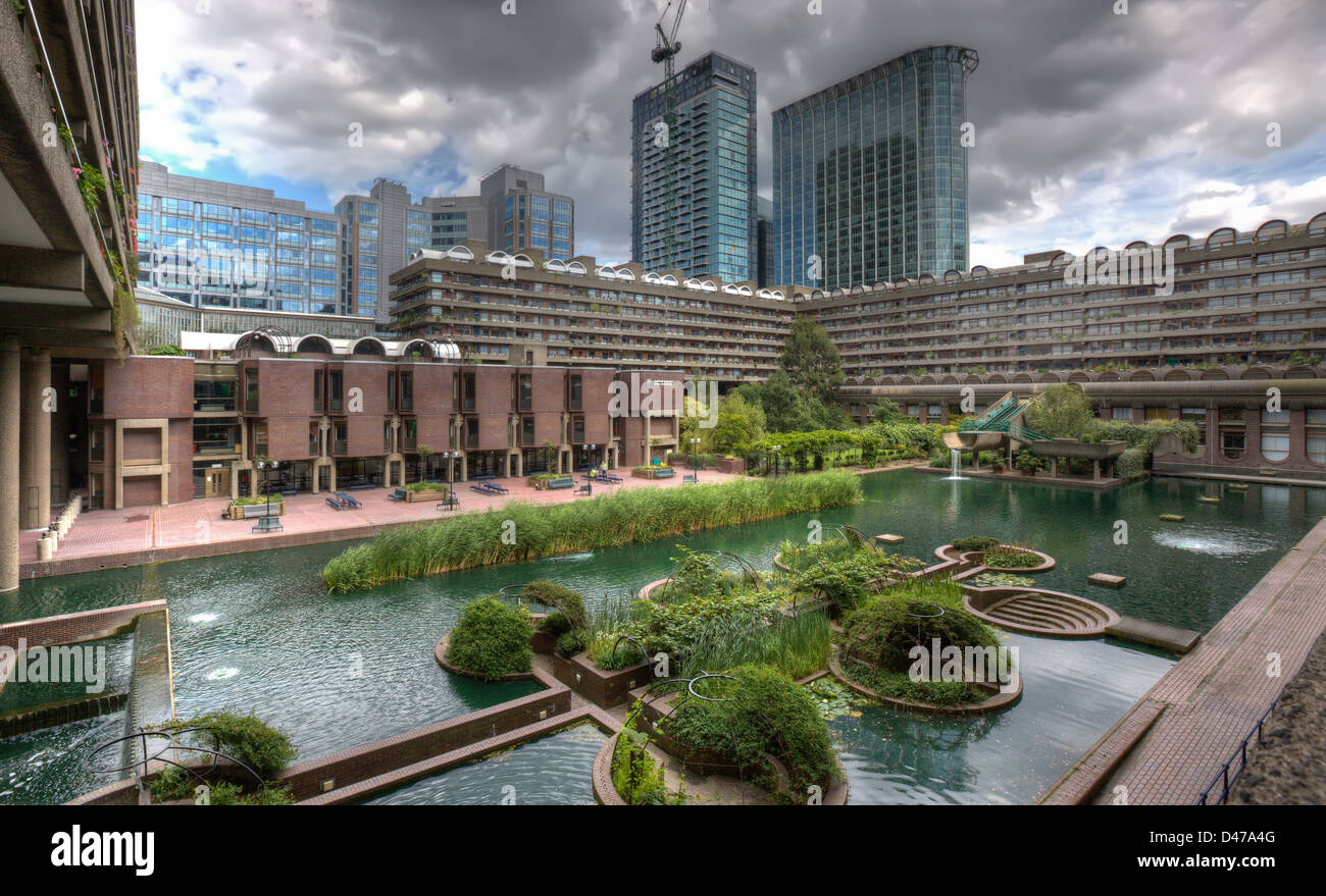 Das Barbican Center in London ist eines der beliebtesten und bekanntesten Beispiele des Brutalismus in der Welt. Stockfoto
