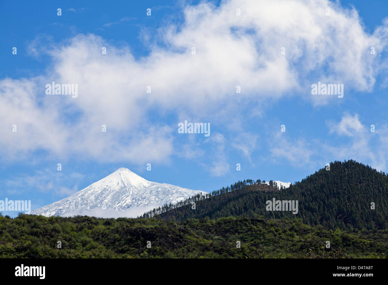 Schnee bedeckt den Teide gesehen von Santiago del Teide, Teneriffa, Kanarische Inseln, Spanien, Stockfoto