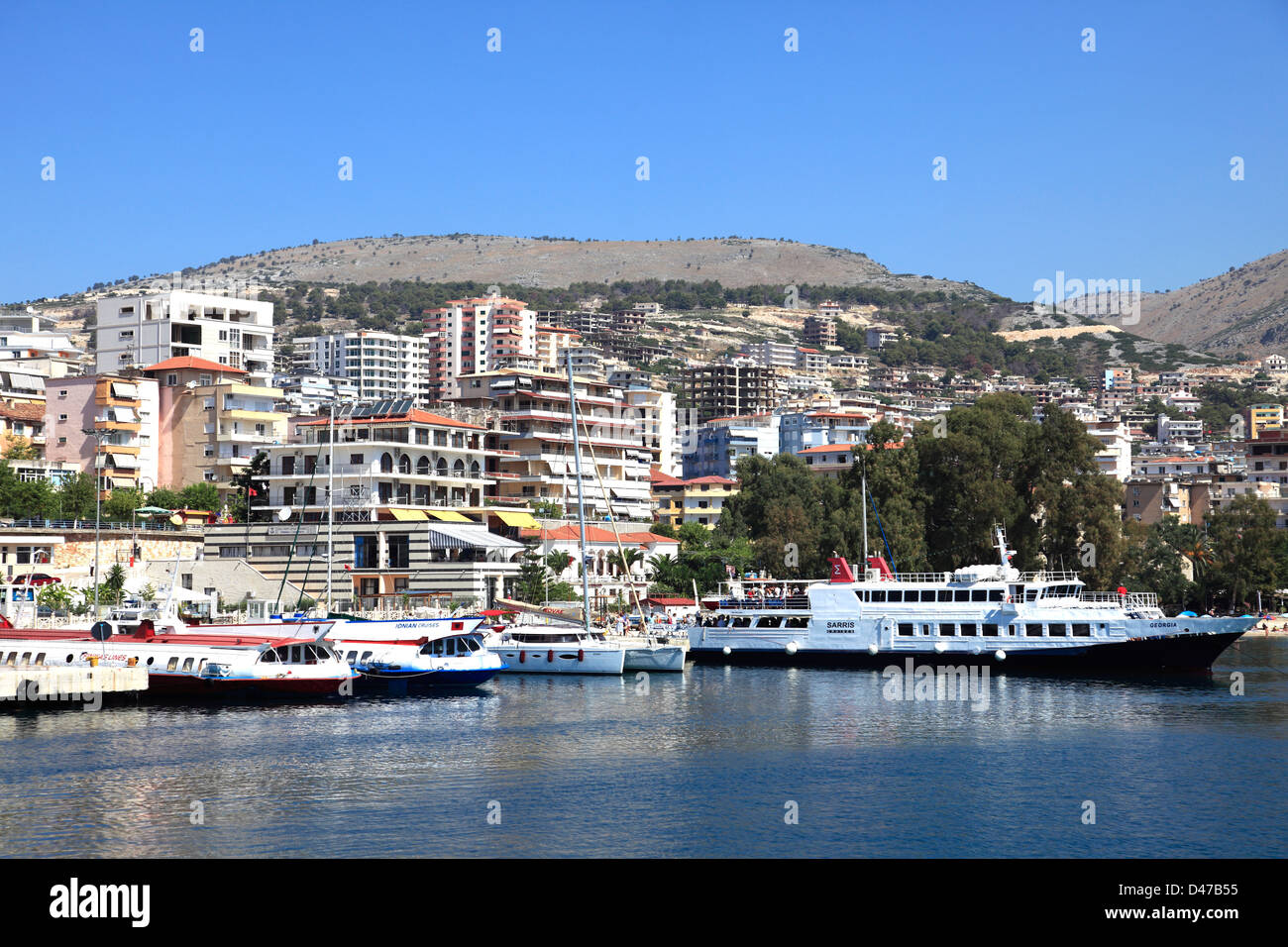 Sommer-Blick auf den Strand und Promenade, Stadt Saranda, Albanien, Europa Stockfoto