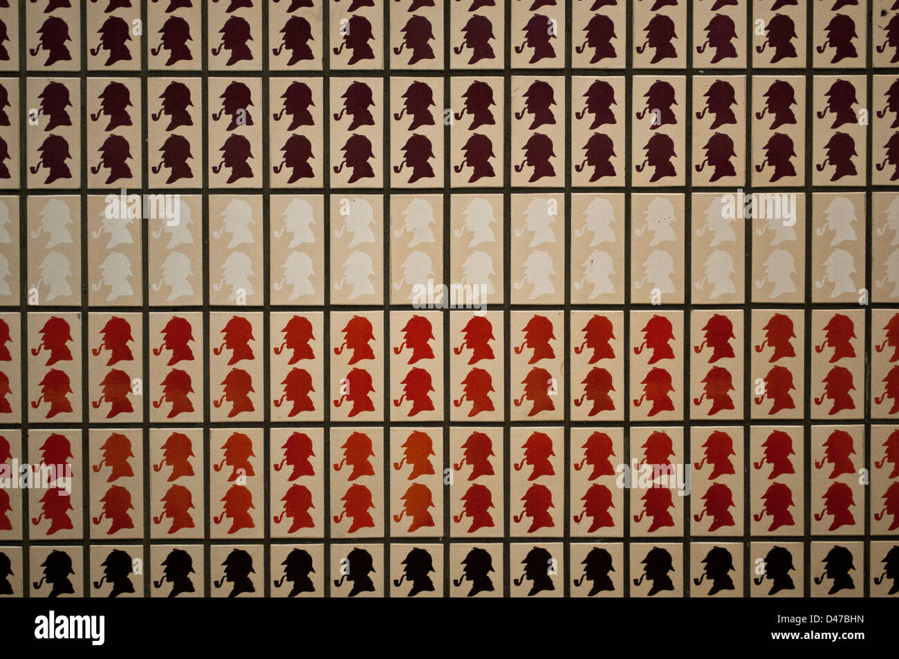 Fliesenmuster von Sherlock Holmes-Profil in u-Bahnstation Baker Street, London, UK Stockfoto