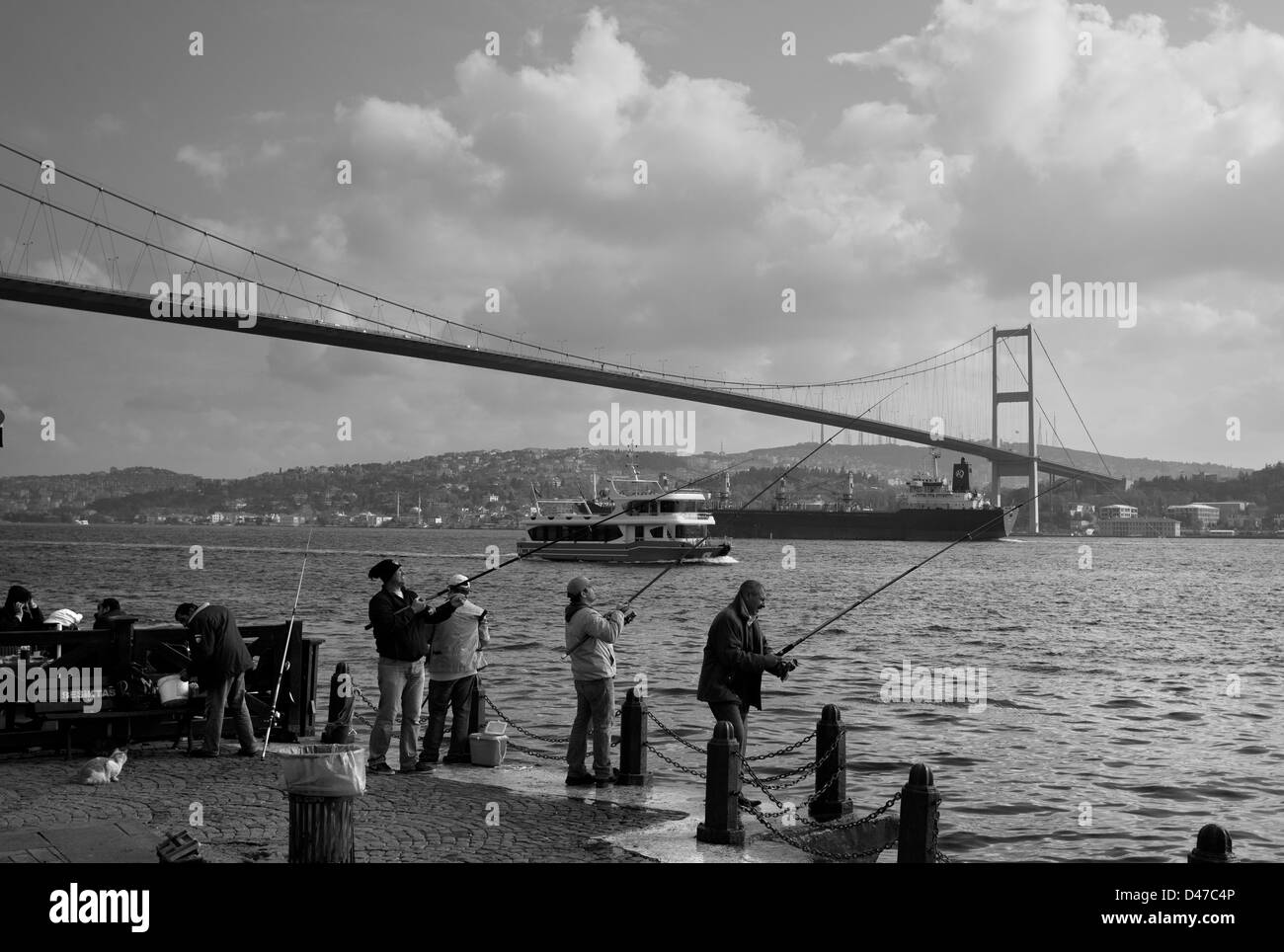 Angeln von der ersten Bosporusbrücke, Istanbul, Türkei Stockfoto