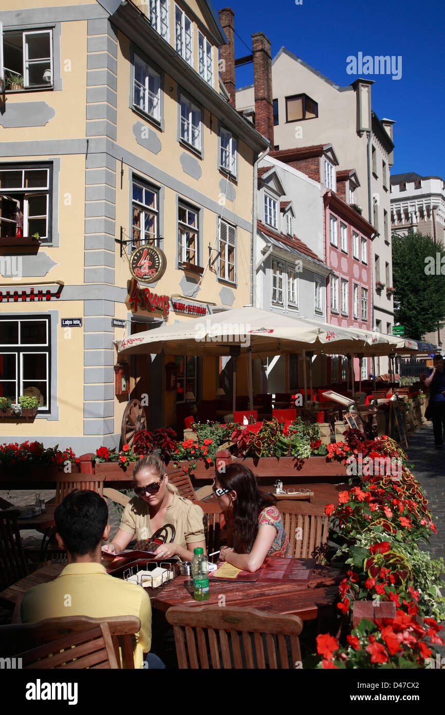 Restaurants in Meistaru Iela Livu Laukums Square, Riga, Lettland Stockfoto