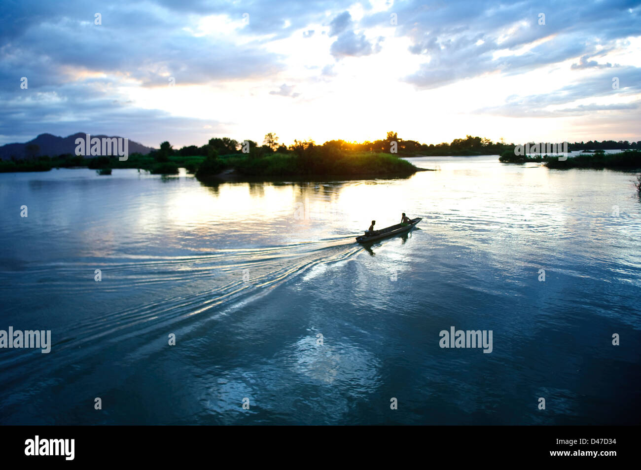 ein Boot auf dem Mekong nach Sonnenuntergang, Don Det, laos Stockfoto