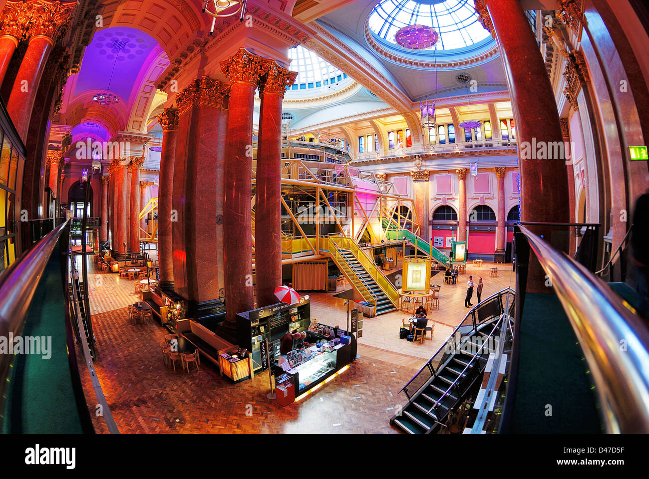 Innere des Royal Exchange Building in Manchester zeigt das Theater in der Mitte. Stockfoto