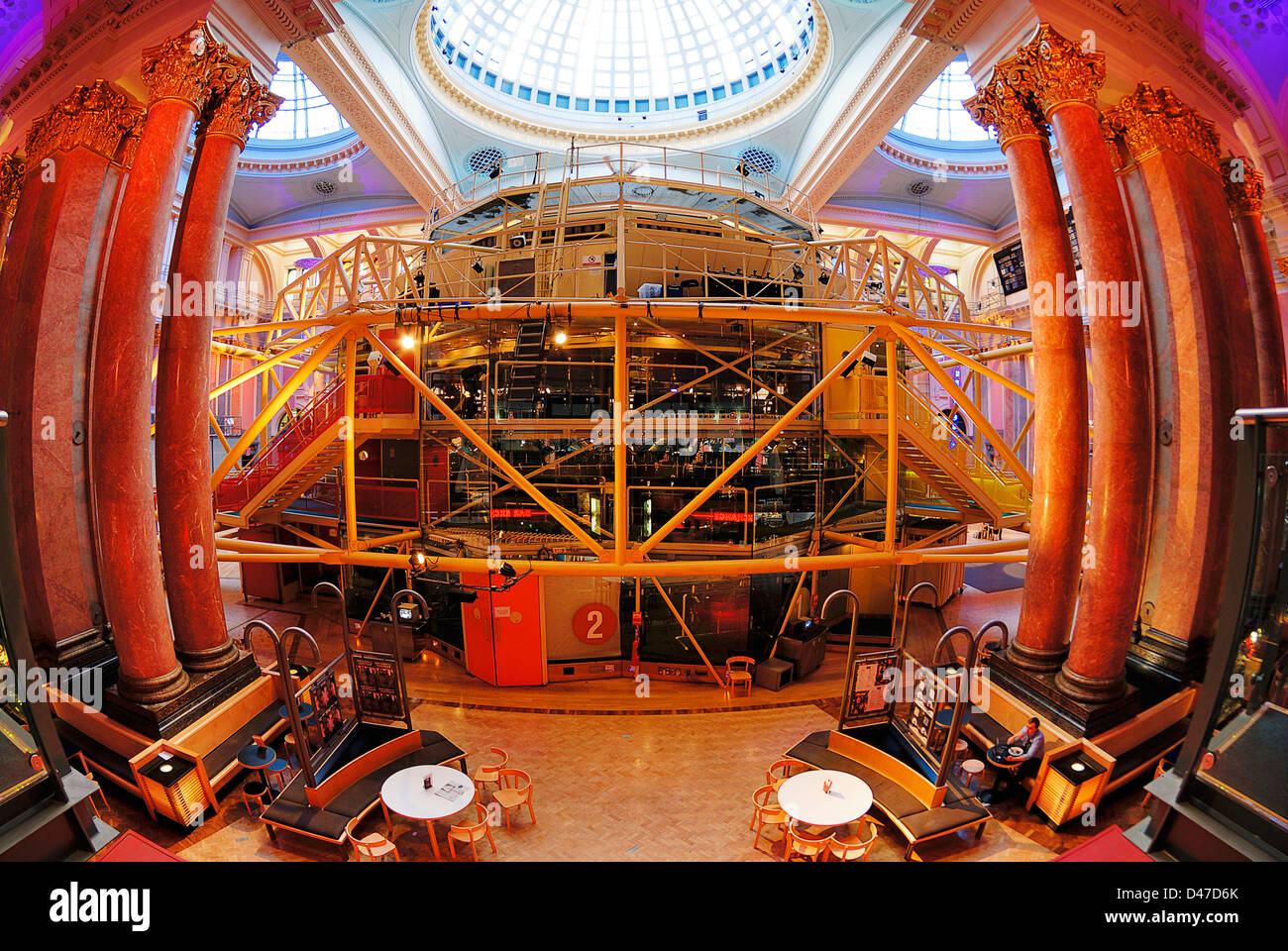 Innere des Royal Exchange Building in Manchester zeigt das Theater in der Mitte. Stockfoto