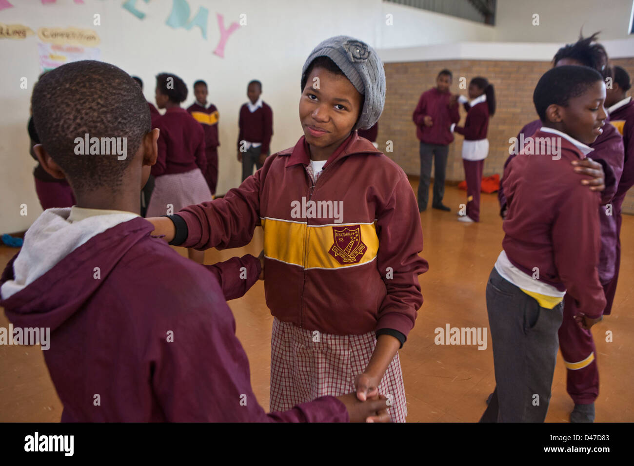 Südafrikanische Schulkinder Gesellschaftstanz in ihrem ersten Tanz je Klasse. Teil eines Programms, ihre Ausbildung zu verbessern. Stockfoto