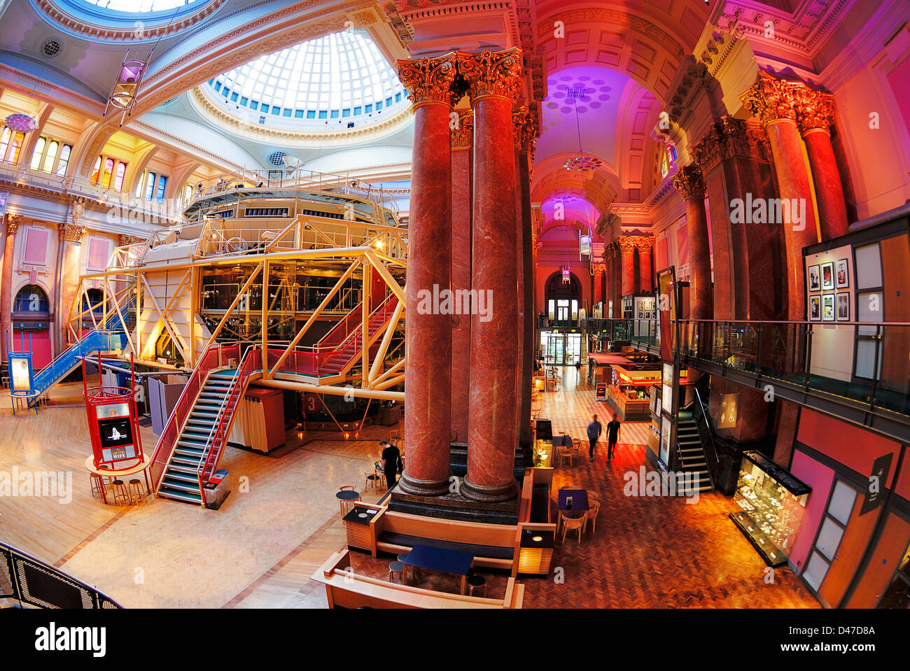 Innere des Royal Exchange Building in Manchester zeigt das Theater in der Mitte. Stockfoto