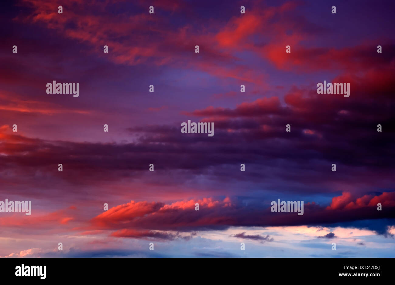 Wolken auf einem Sonnenuntergang sind von der Sonne in roter Farbe bemalt. Stockfoto Wolken auf einem Sonnenuntergang sind von der Sonne in roter Farbe bemalt. Stockfoto