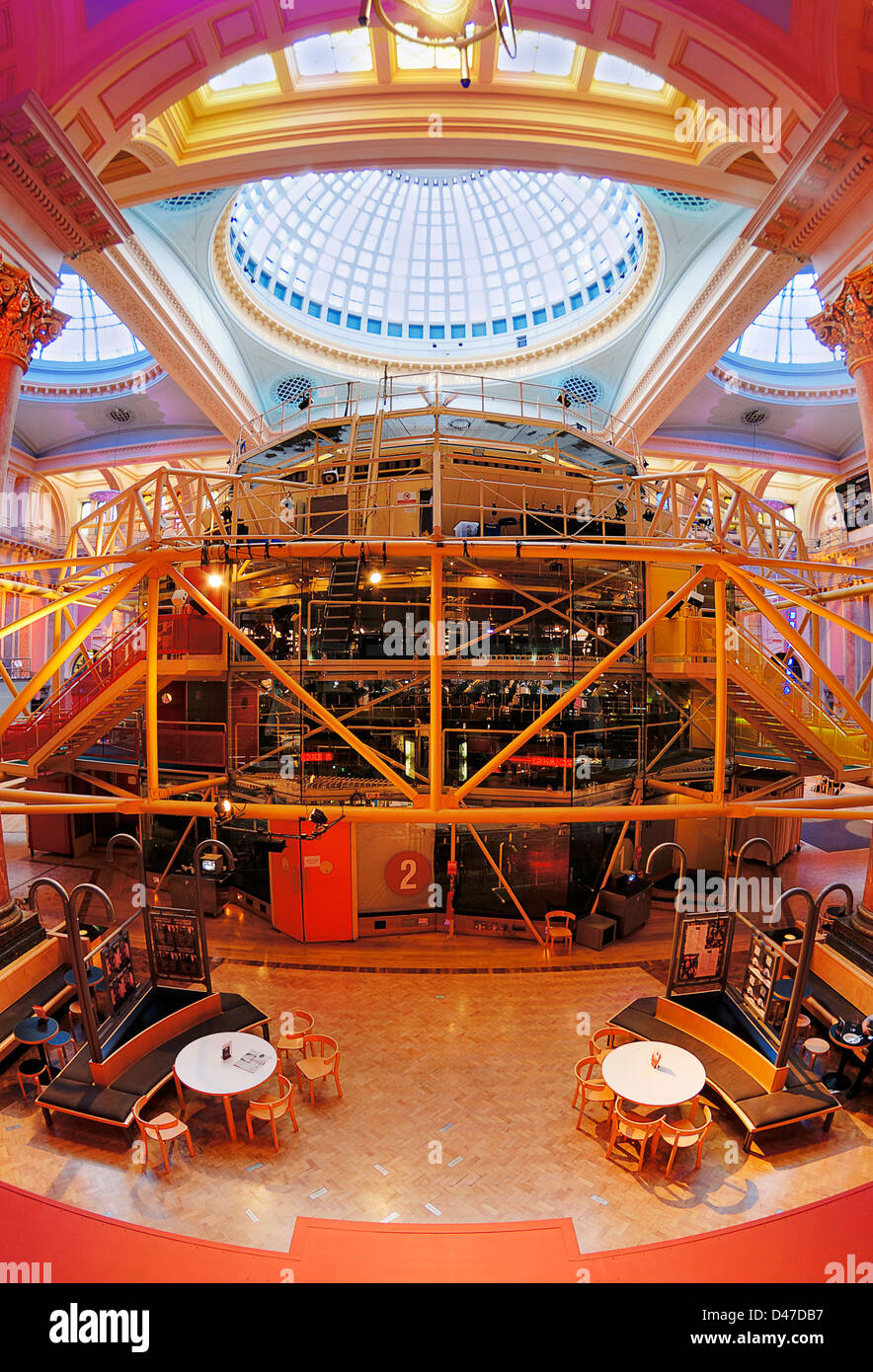 Innere des Royal Exchange Building in Manchester zeigt das Theater in der Mitte. Stockfoto