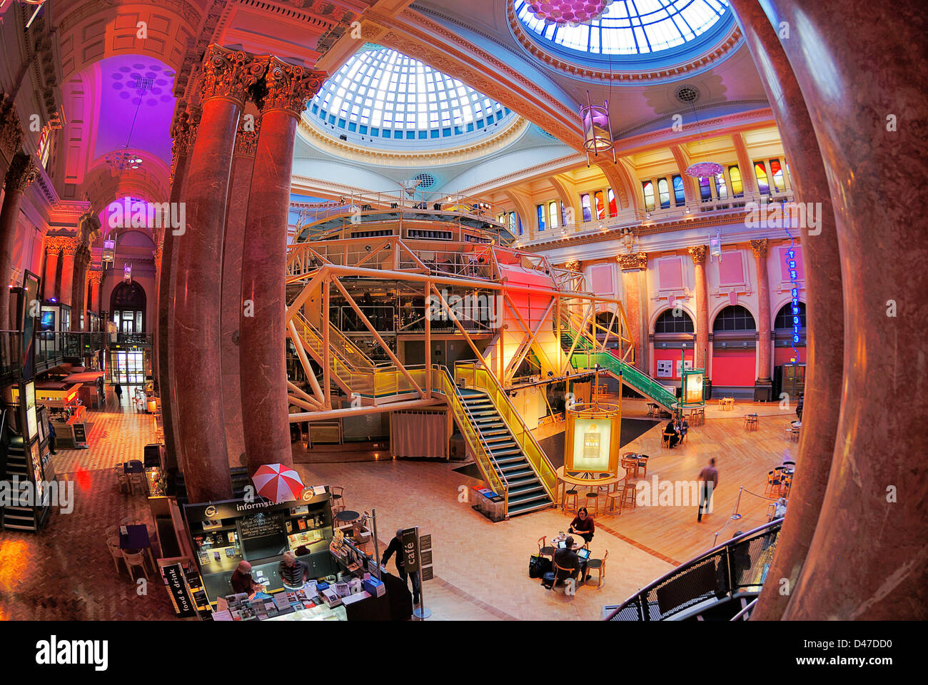 Innere des Royal Exchange Building in Manchester zeigt das Theater in der Mitte. Stockfoto