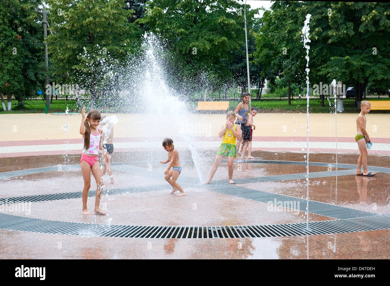 Die Kinder badet in einem Brunnen in heißen Tag Stockfoto