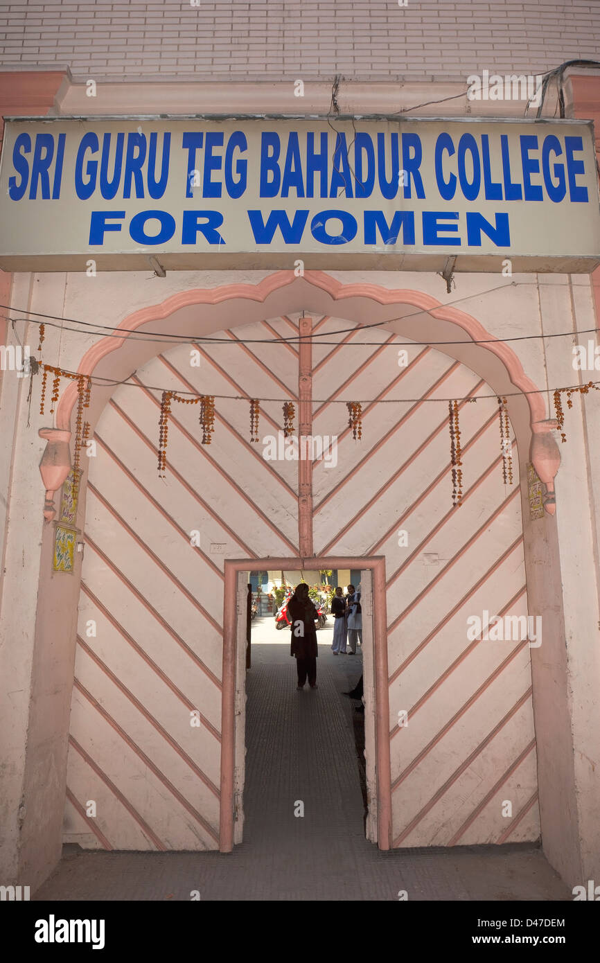 Der Eingang zum Sri Guru Teg Bahadur Womens College in Amritsar im indischen Bundesstaat Punjab Stockfoto