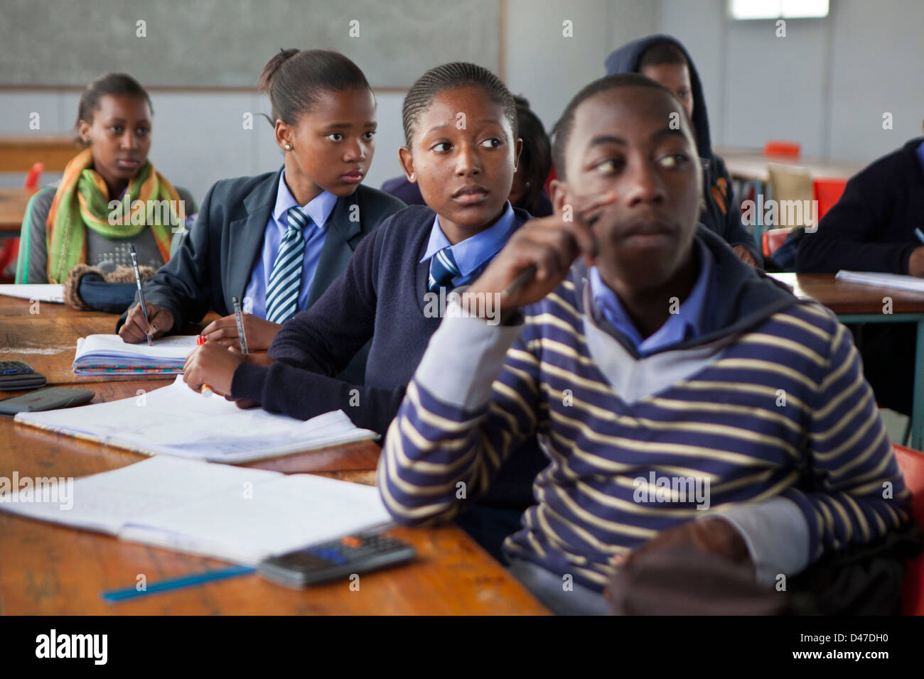 Südafrikanische sekundäre High School Kinder in einer Klasse in der Sophumelela Schule, Township Philippi, Kapstadt, Südafrika. Stockfoto