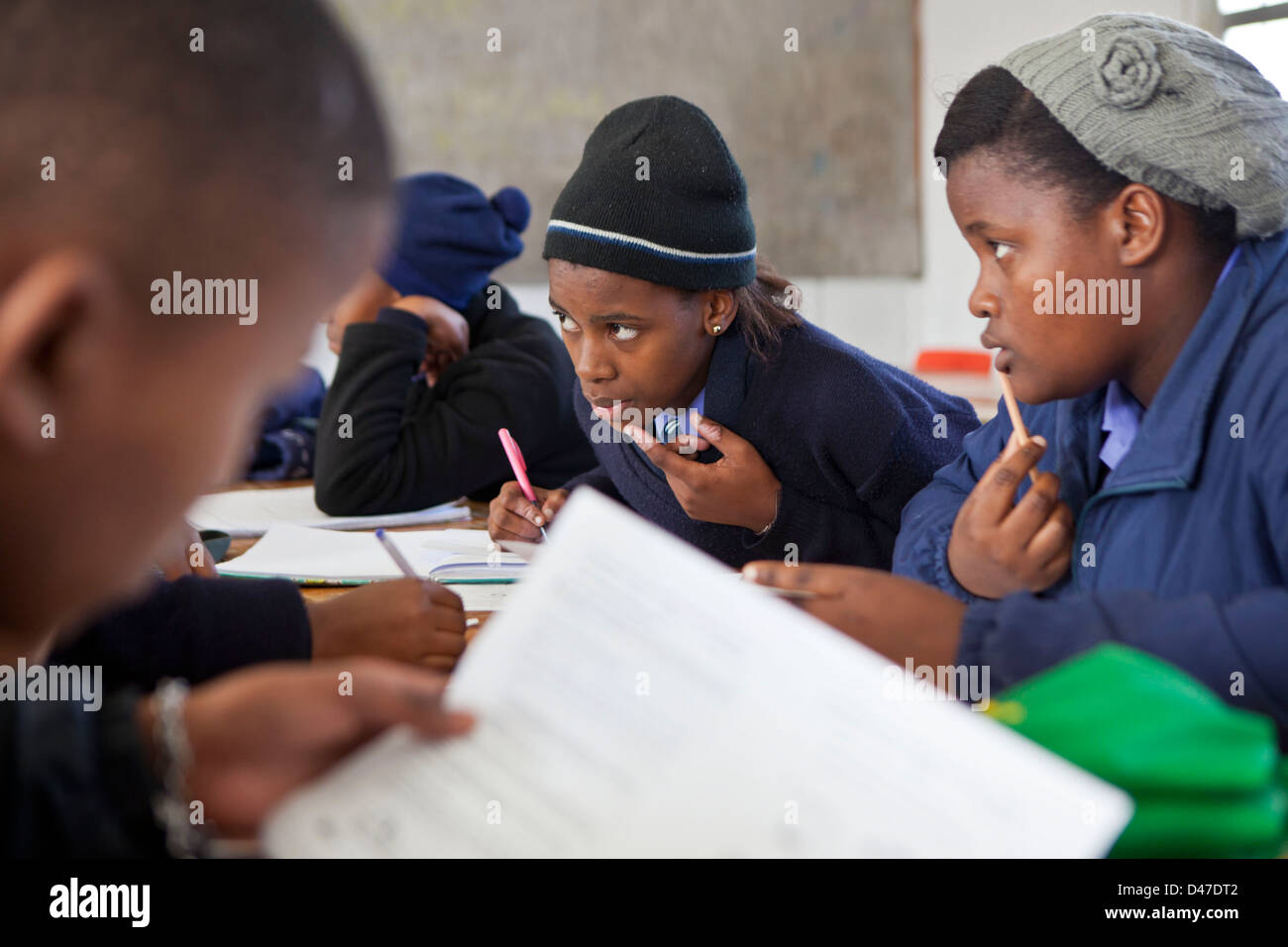 Südafrikanische sekundäre High School Kinder in einer Klasse in der Sophumelela Schule, Township Philippi, Kapstadt, Südafrika. Stockfoto