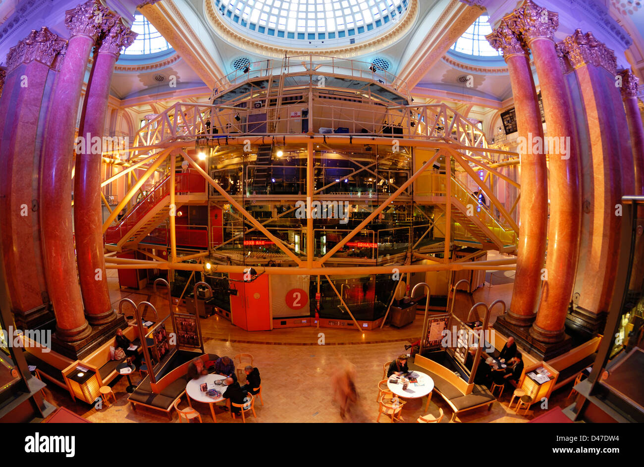 Innere des Royal Exchange Building in Manchester zeigt das Theater in der Mitte. Stockfoto