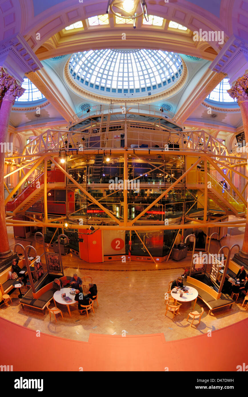 Innere des Royal Exchange Building in Manchester zeigt das Theater in der Mitte. Stockfoto