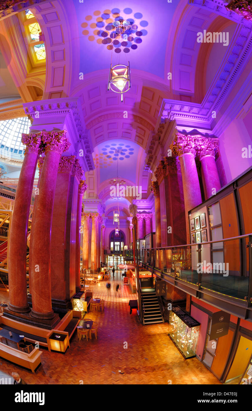 Innere des Royal Exchange Building in Manchester zeigt das Theater in der Mitte. Stockfoto