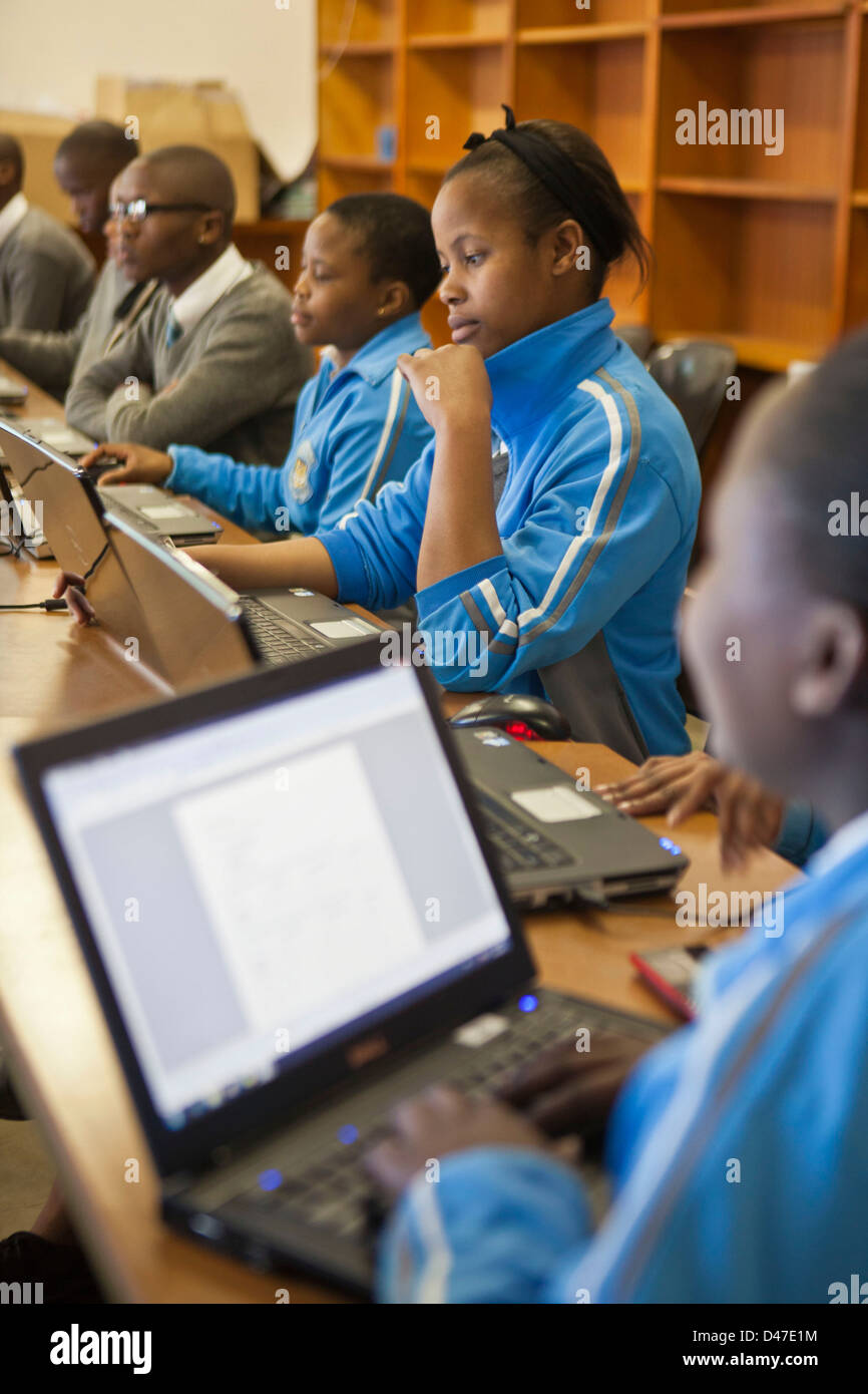 Eine Klasse für südafrikanische Schüler konzentrieren sich auf Laptops während einer Computer-Förderklasse, Cape Town, Südafrika. Stockfoto