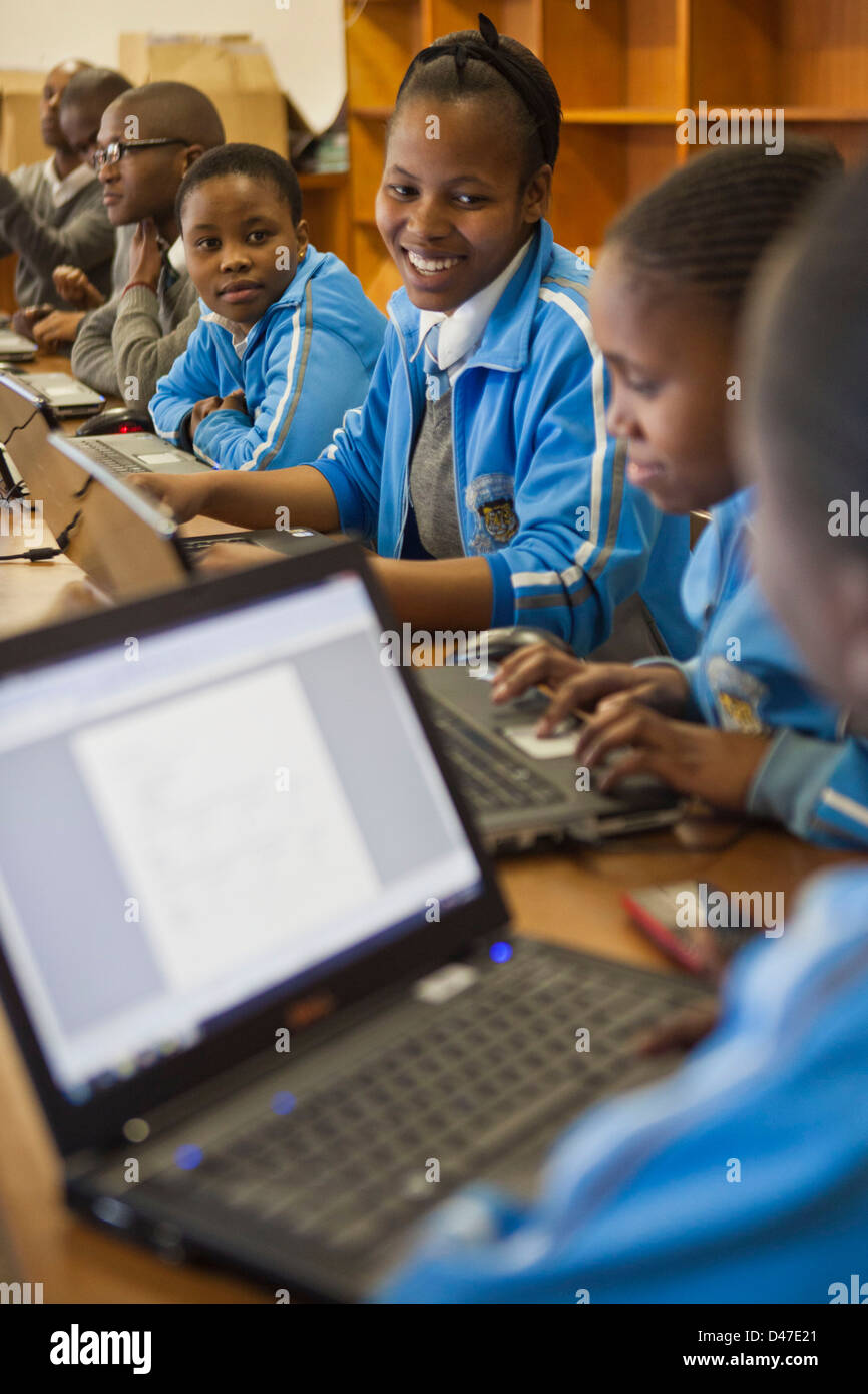 Eine Klasse für südafrikanische Schüler konzentrieren sich auf Laptops während einer Computer-Förderklasse, Cape Town, Südafrika. Stockfoto