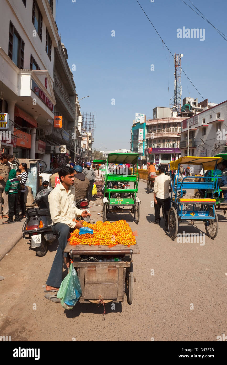 Ein traditionelles Punjabi Obst Verkäufer auf die bunten Straßen von Amritsar Punjab, Indien Stockfoto