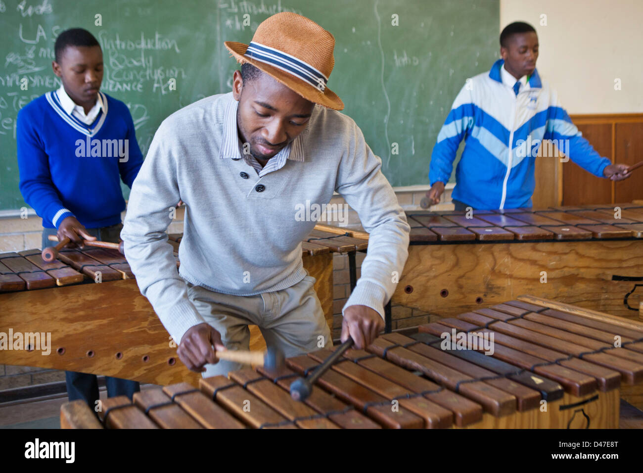 Südafrikanischen Schuljungen spielen die Marimba im Musikunterricht in der Sophumelela Schule, Township Philippi, Kapstadt. Stockfoto