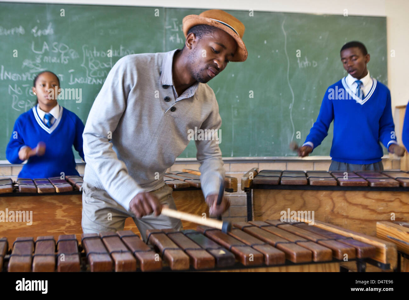 Südafrikanischen Schuljungen spielen die Marimba im Musikunterricht in der Sophumelela Schule, Township Philippi, Kapstadt. Stockfoto