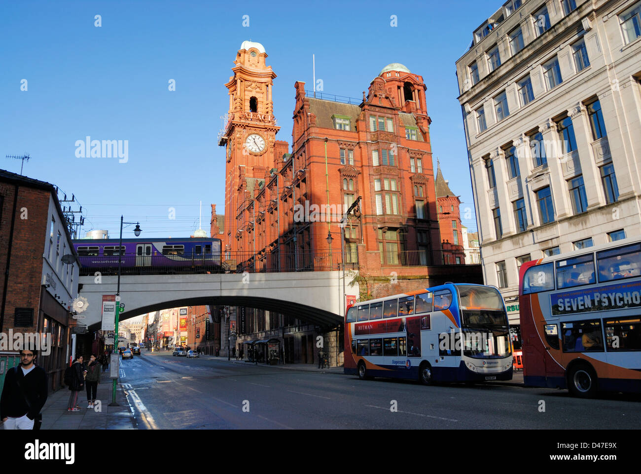 Oxford Road in Manchester zeigt die Zuflucht Bau- und Brücke am Bahnhof Oxford Road. Stockfoto