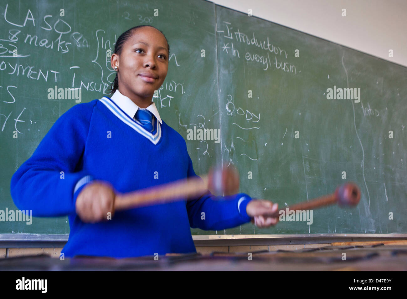 Südafrikanische Schulmädchen spielt Marimba Musik-Klasse in der Sophumelela Schule, Township Philippi, Kapstadt. Stockfoto