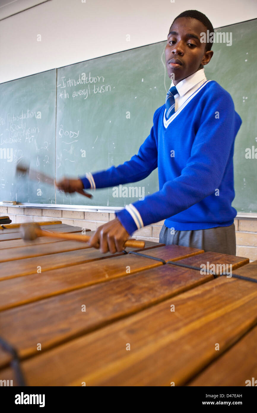 Südafrikanischen Schuljunge spielt Marimba im Musikunterricht in der Sophumelela Schule, Township Philippi, Kapstadt. Stockfoto