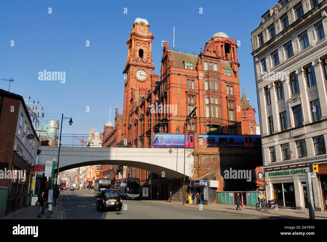 Oxford Road in Manchester zeigt die Zuflucht Bau- und Brücke am Bahnhof Oxford Road. Stockfoto