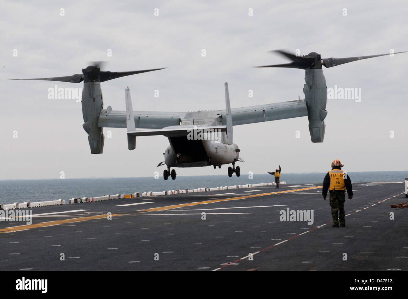 Während der Übung „Bold Alligator 2012“ landet ein Osprey-Flugzeug auf dem Cockpit und simuliert schnelle Einsatzfähigkeiten im Atlantik. Stockfoto