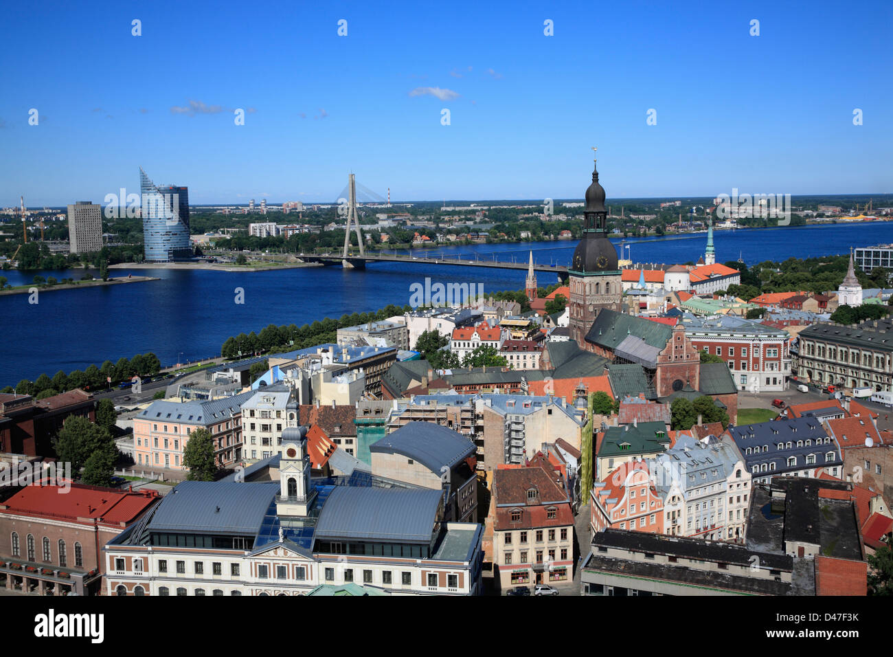 Blick vom St. Peter Church auf der Rigaer Altstadt und Fluss Daugava Stockfoto