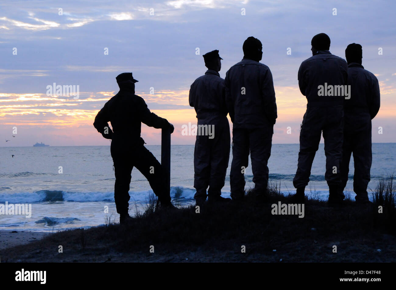 Seeleute beobachten den Sonnenaufgang vor der amphibischen Angriffsphase der Trainingsübung Bold Alligator 2012. Stockfoto
