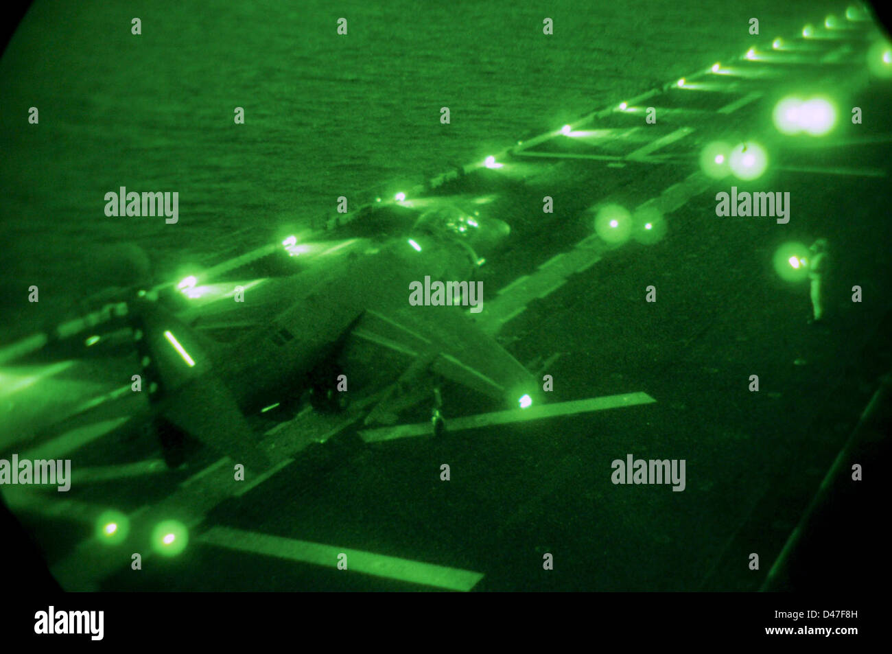 Ein Harrier-Flugzeug bereitet sich während des Nachtflugbetriebs als Teil des Bold Alligator 2012 auf den Start vor und demonstriert die Fähigkeiten im Atlantik. Stockfoto