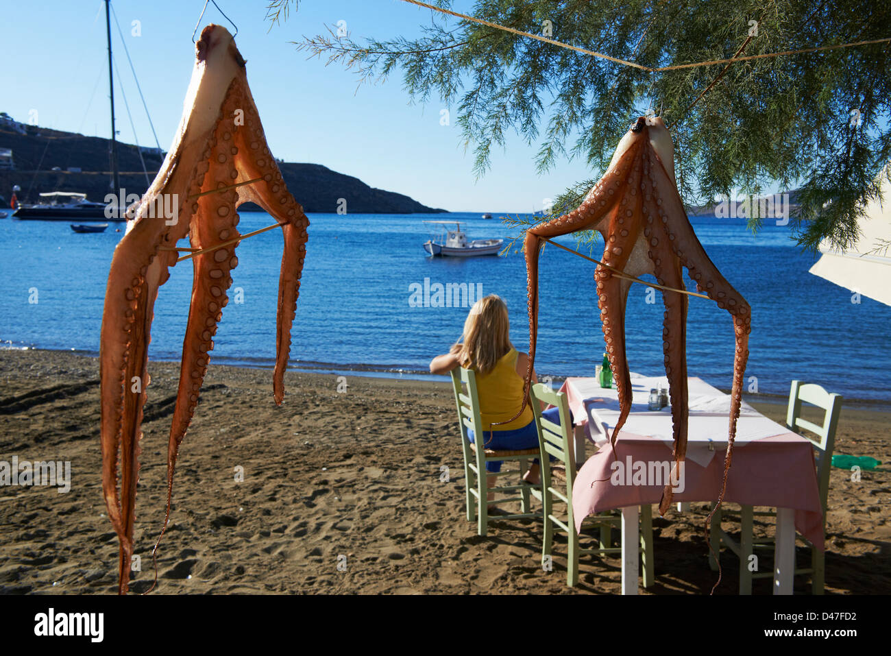 Griechenland, Cyclades Inseln, Kythnos, Restaurant am Strand Merihas Stockfoto
