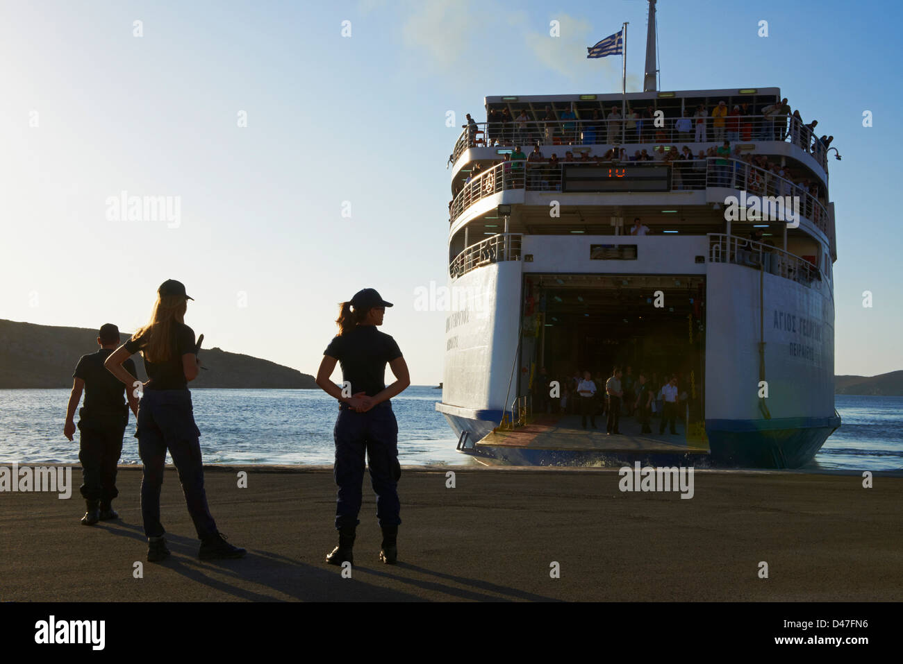 Griechenland, Kykladen-Inseln, Kythnos, Fähre am Hafen Merihas Stockfoto