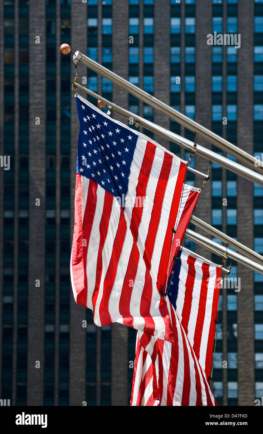 Amerikanische Flaggen hängen vom Bürogebäude an der Park Avenue in Midtown Manhattan, New York City. Stockfoto