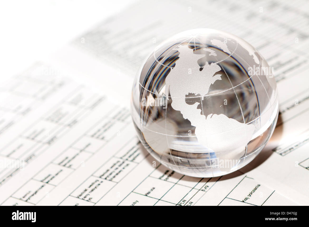 Globus zeigt Nordamerika und ruht auf finanziellen Papiere Stockfoto
