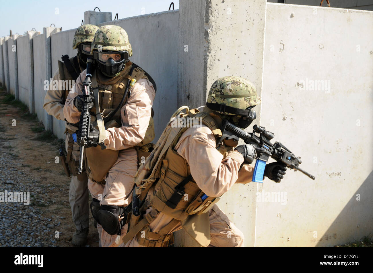 Seabees vom NMCB 74 führen einen simulierten Angriff auf ein Aufständischen-Gelände in Camp Shelby, Mississippi durch. Die Übung soll die Sicherheit und die Kampfkünste des Konvois in einer kontrollierten Umgebung verbessern. Stockfoto