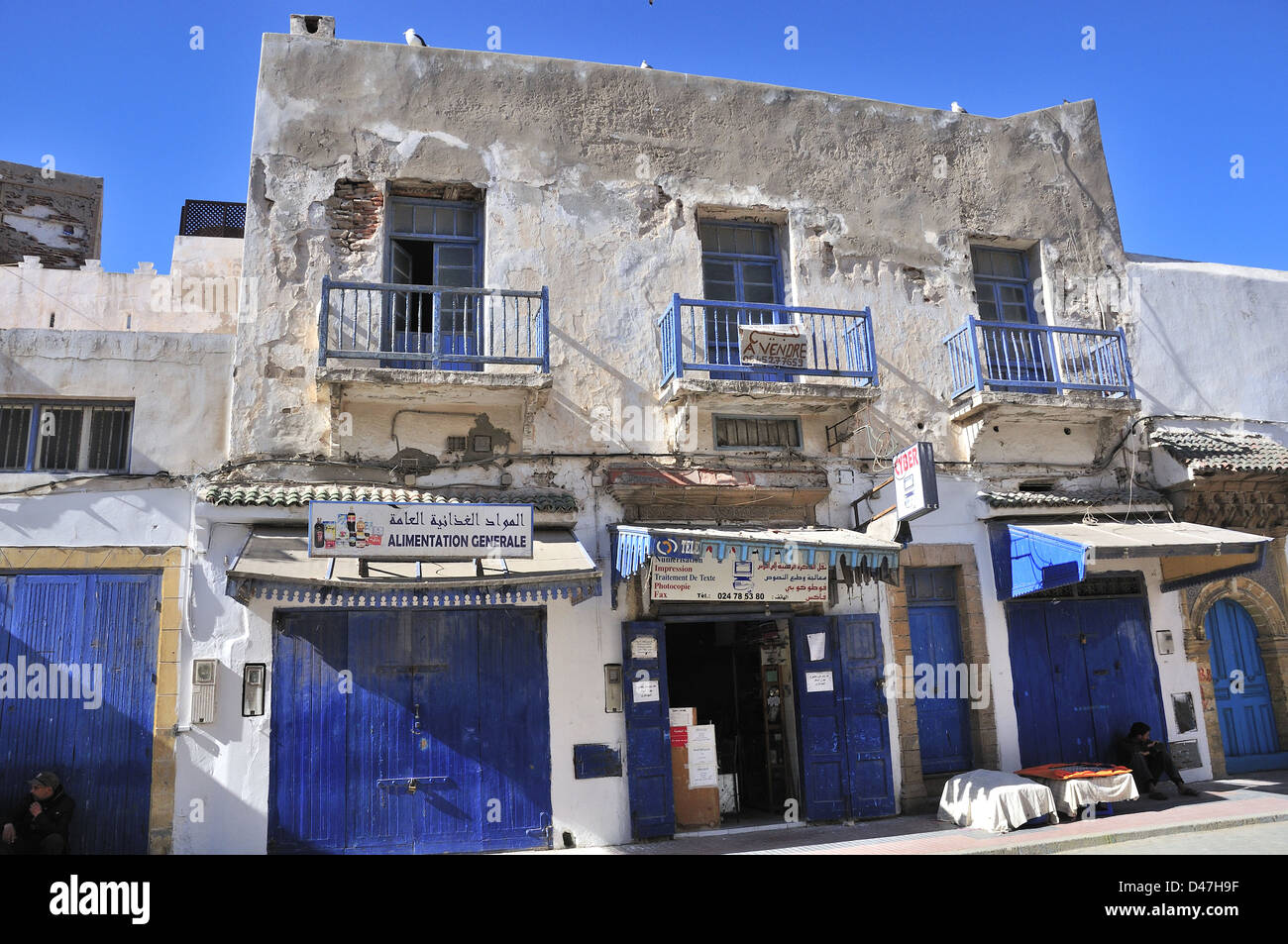 Alten weiß getünchten Gebäuden mit blauen Ladentüren in der Medina von der alten Stadt von Essaouira, Marokko, Nordafrika Stockfoto