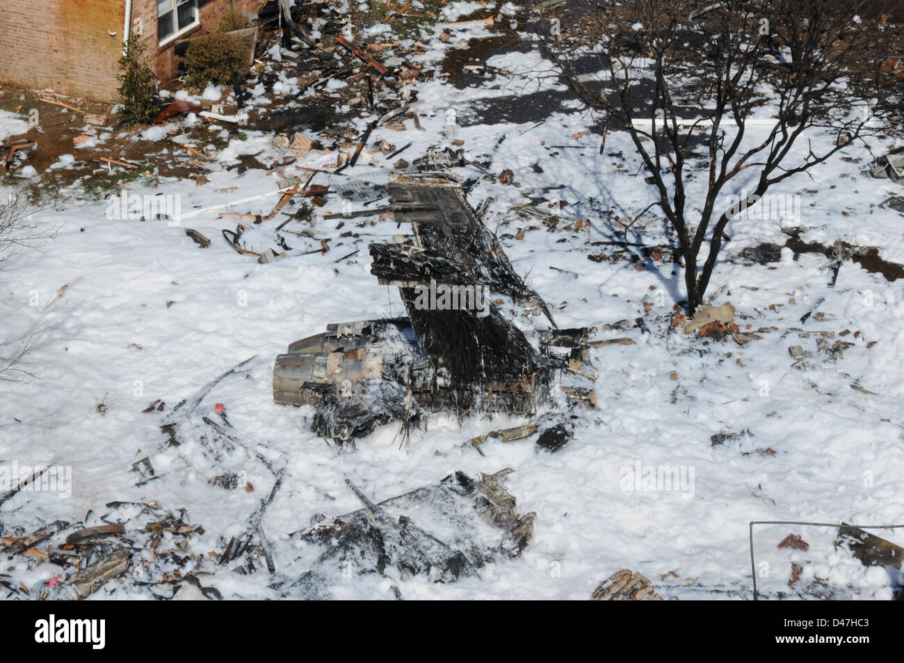 Brandbekämpfung Schaum deckt die Szene von einem Sturz von einer Hornisse F/A - 18D. Stockfoto