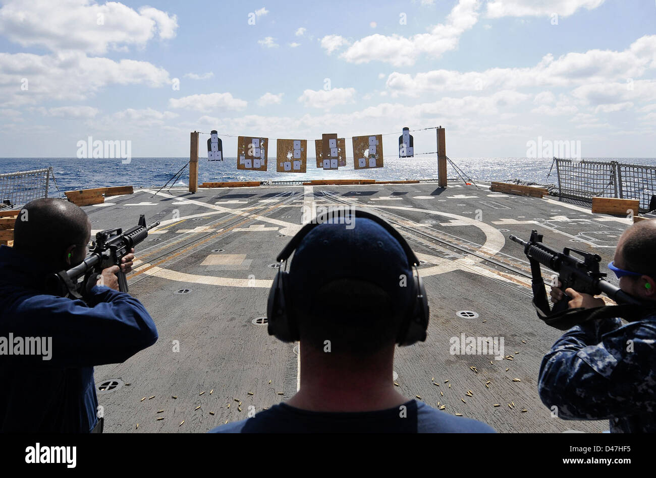 Segler fire M 16 service Gewehre während Waffen Qualifikationen auf dem Flugdeck der Arleigh-Burke-Klasse geführte Anti-raketen-Zerstörer USS Momsen. Stockfoto